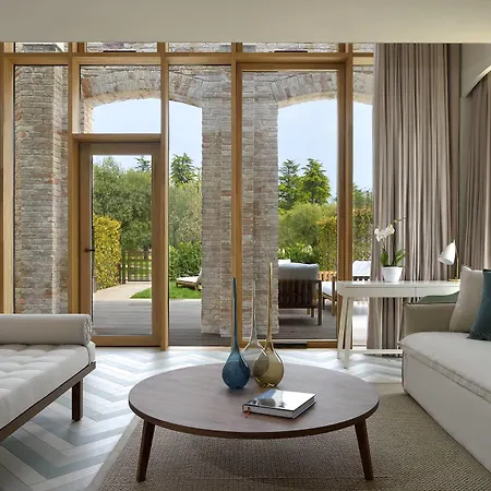 Jw Marriott & Отель Венеция