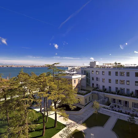 Jw Marriott & Отель Венеция